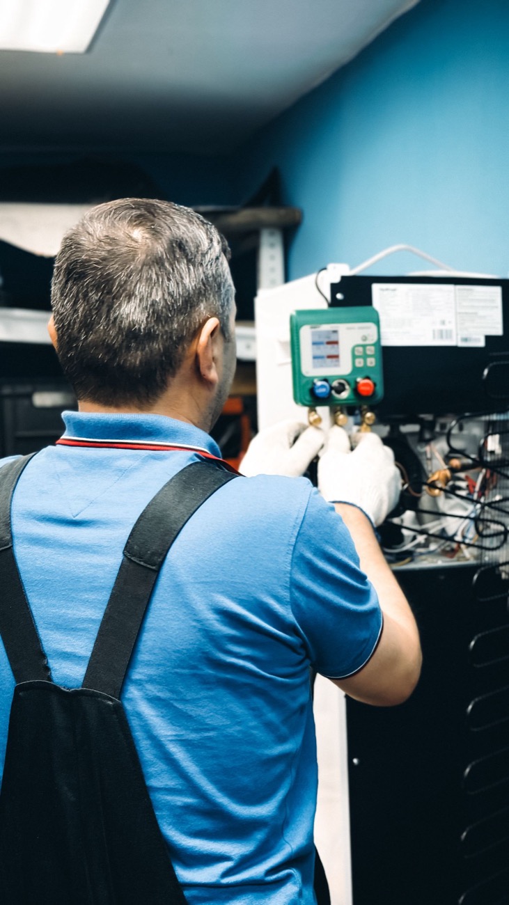 Technicien vérifiant les manomètres d'une installation de chauffage