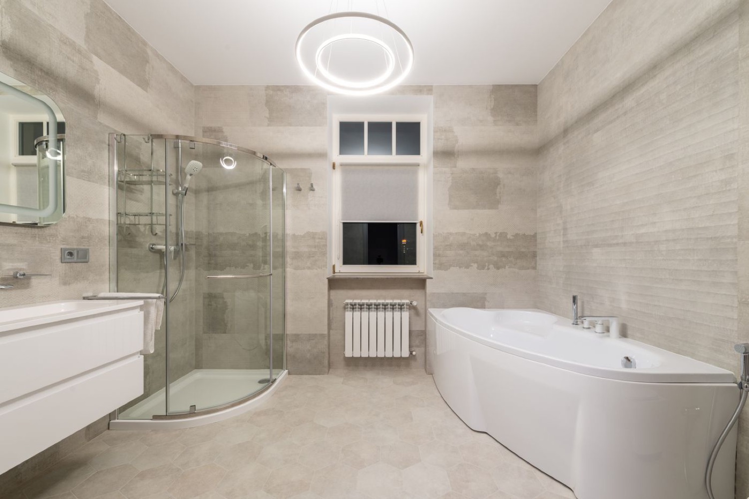 Radiateur colonne blanc dans une salle de bains épurée