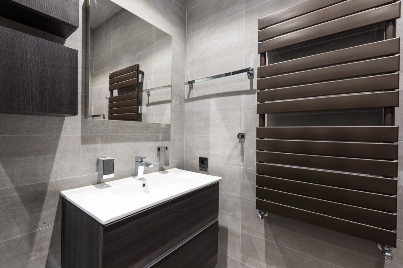 Sèche-serviettes à eau design dans une salle de bains contemporaine